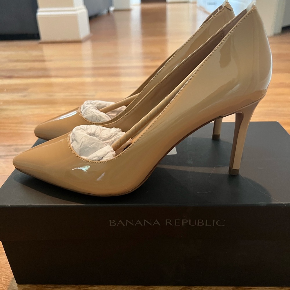 Banana Republic Madison size 7.5 beige pumps *NIB*